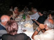 Una parte di partecipanti
alla Conferenza, si ritrova
a cena a Canale Monterano
(7937 bytes)